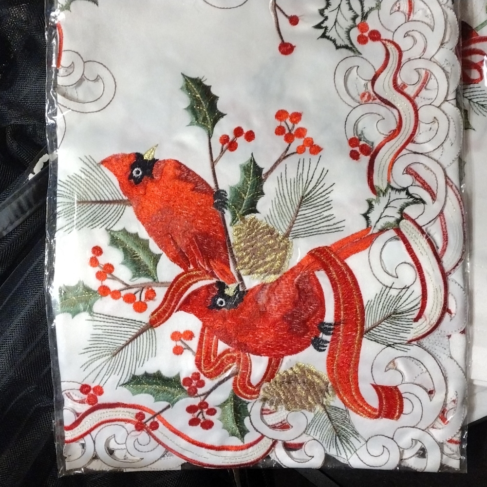 Holiday cardinal table topper